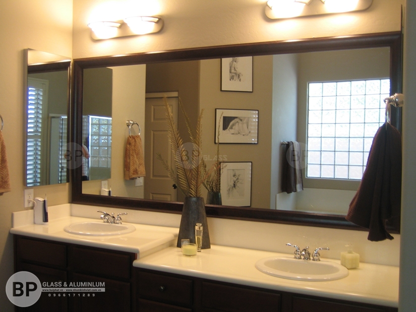 Gương phòng tắm là vật trang trí tiêu điểm và nổi bật nhất trong các thiết bị vệ sinh.